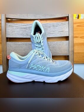 HOKA Women's Bondi 7 in the Blue Fog/Blue Glass colorway sz 7.5